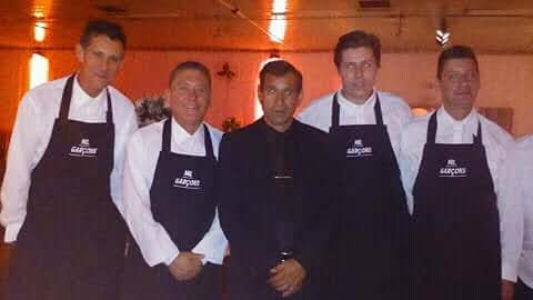 Equipe de atendimento Mil Garçons uniformizada